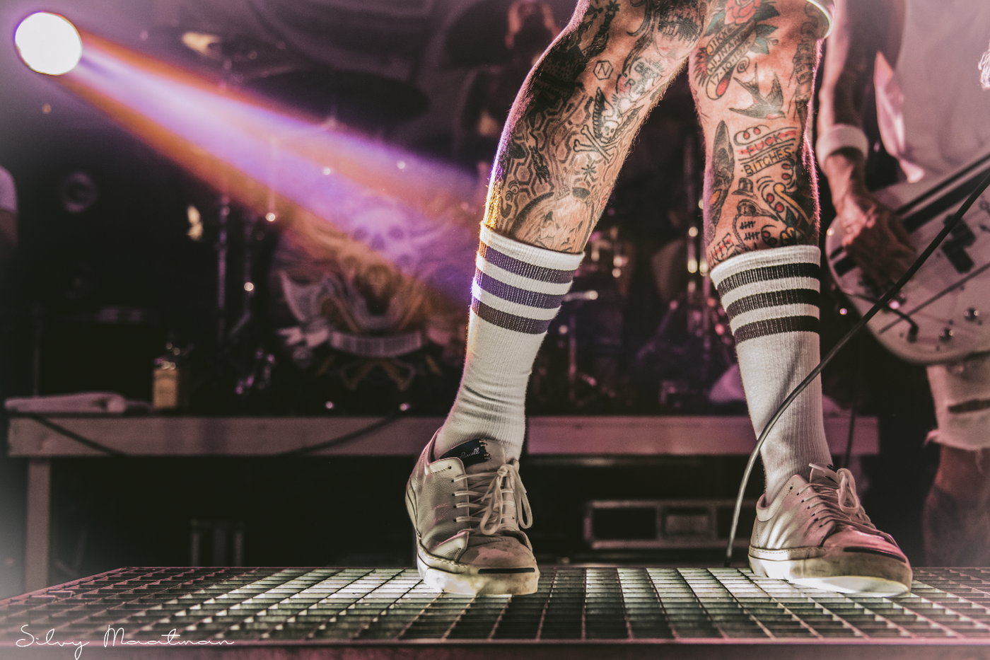 calcetines punk con rayas blancos
